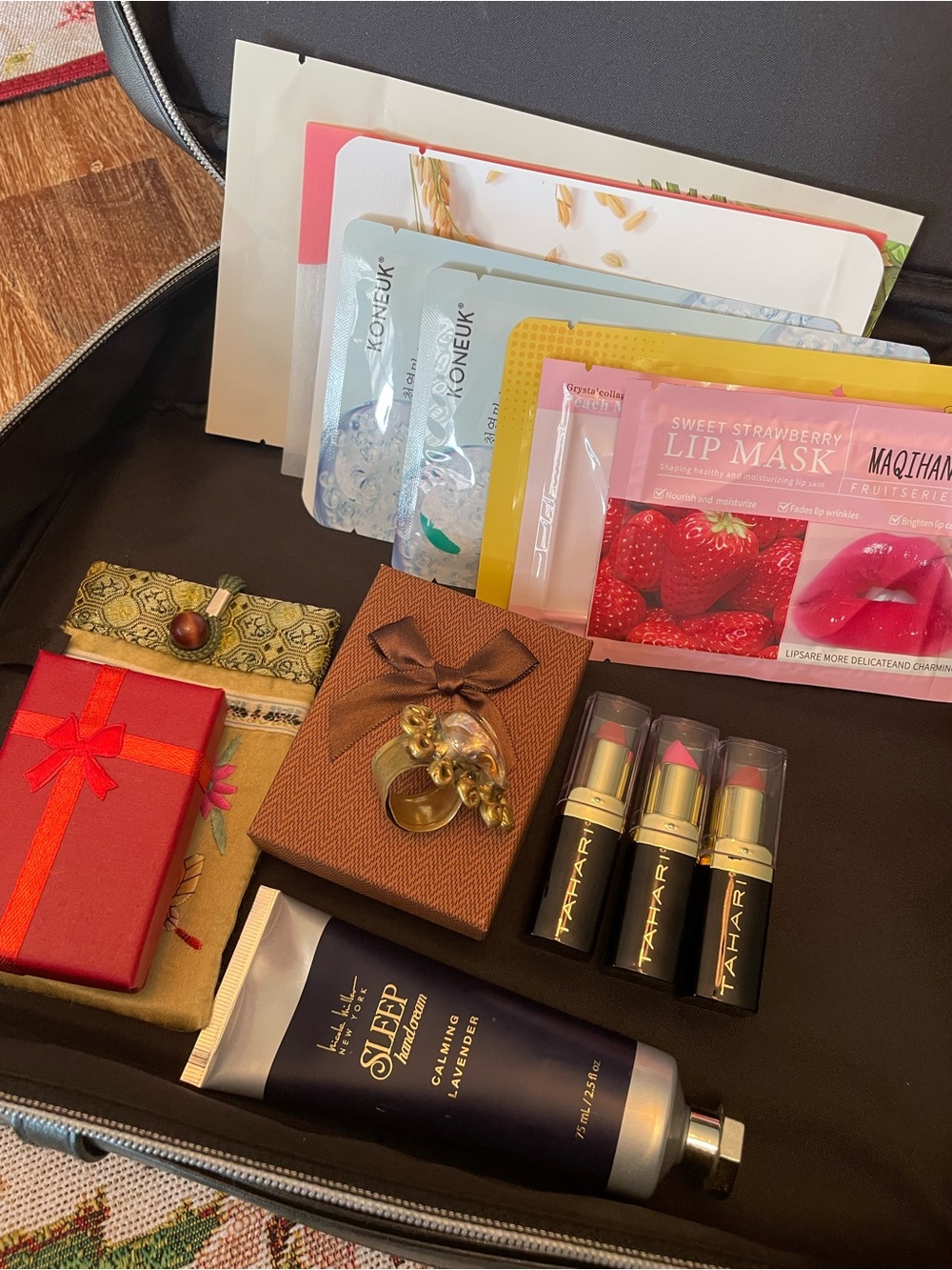Beauty bundle / Cosmetic Case/ Face Masks / Lip masks / Tahari Lipsticks / Boxes - Picture 10 of 14